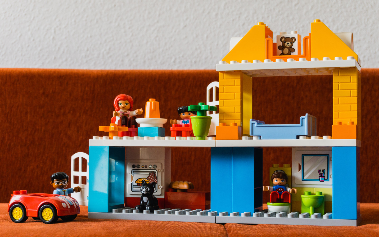 Bilderfamilie mit Mama, Papa, zwei Kindern, Haus und Auto