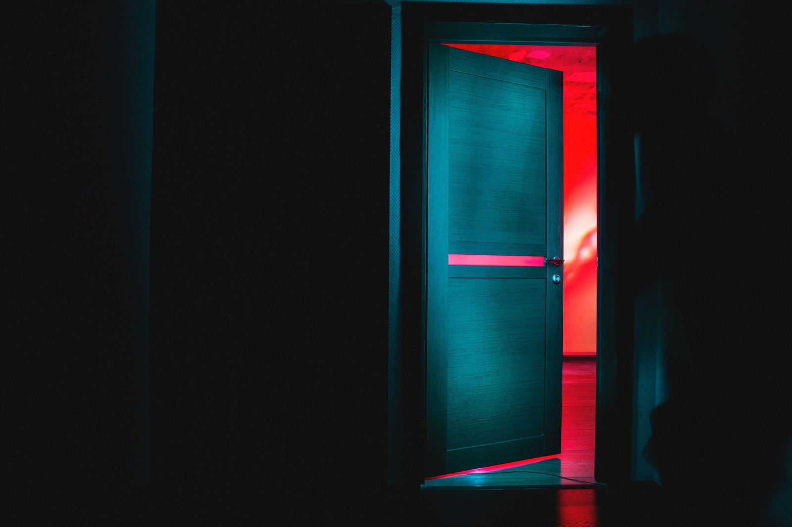 Was befindet sich hinter der Tür? [Foto: Dima Pechurin / Unsplash]